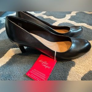NWT classic black pumps